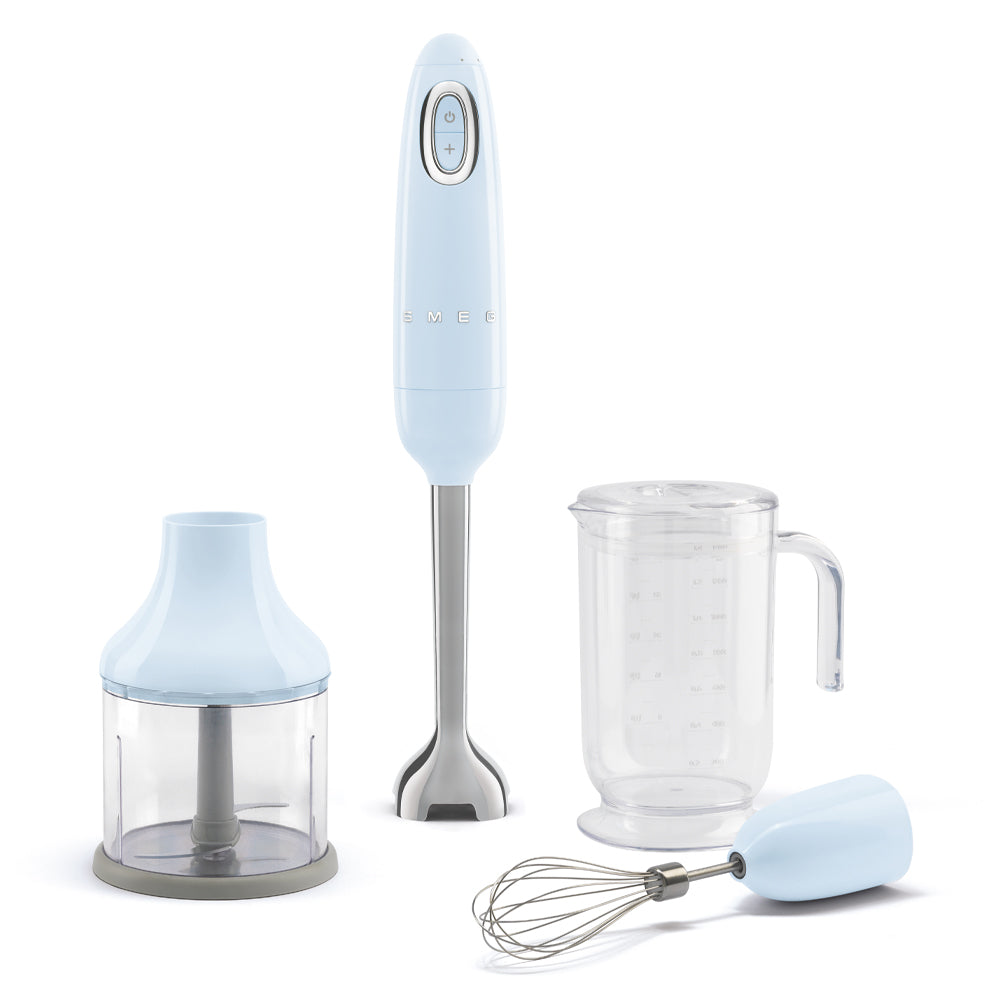 Batidora de mano Smeg con accesorios.