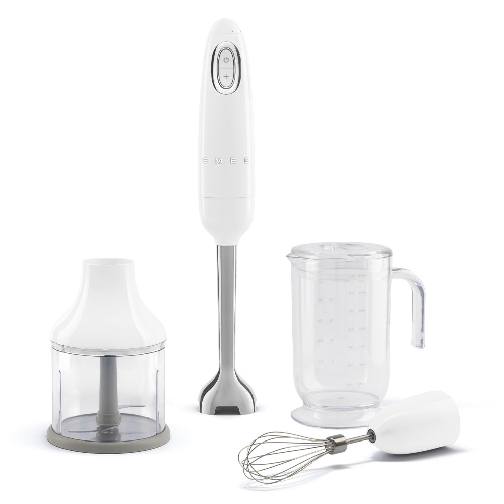 Batidora de mano Smeg con accesorios.