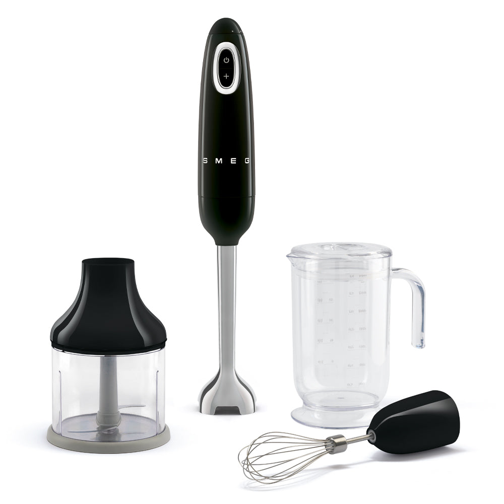 Batidora de mano Smeg con accesorios.