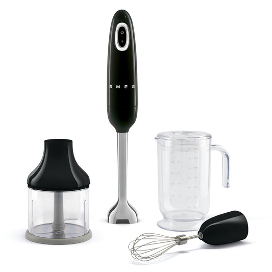 Batidora de mano Smeg con accesorios.